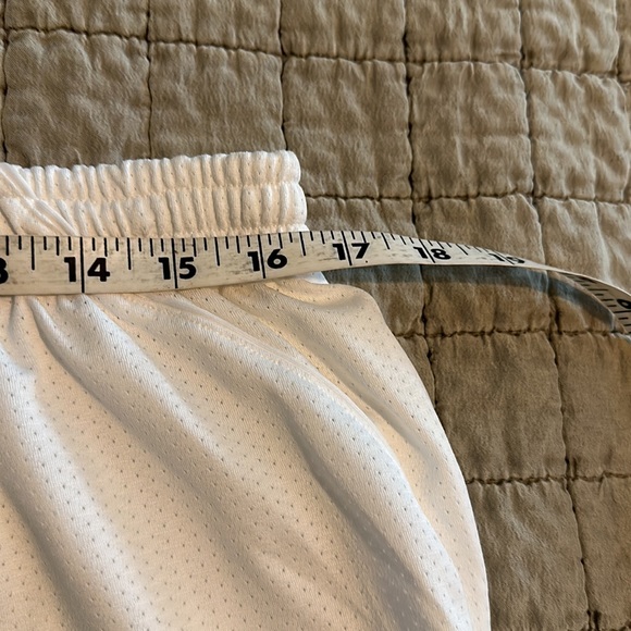 Under Armour white gym shorts XL - Picture 5 of 5